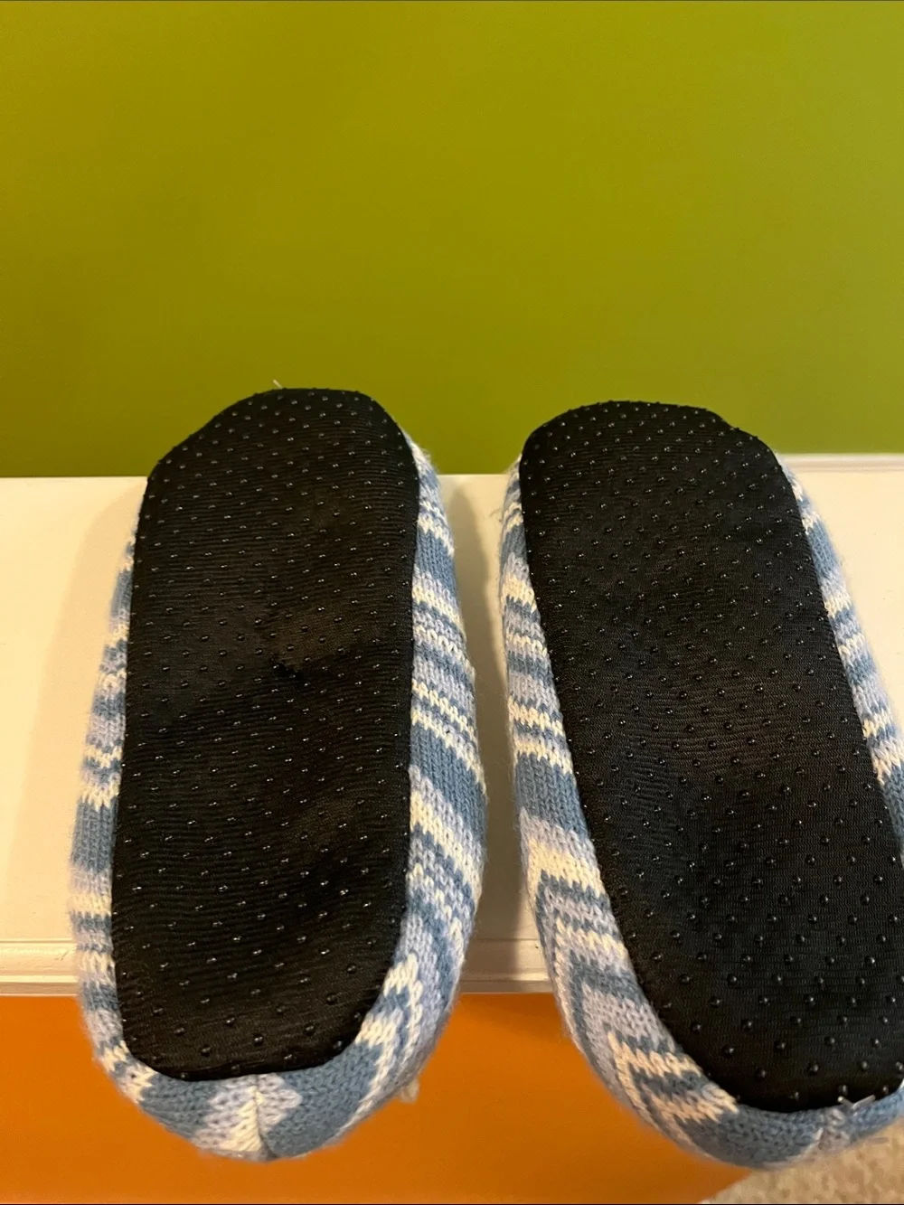 NWOT Women’s Cozy Blue Chevron Slipper Shoes Size S/M